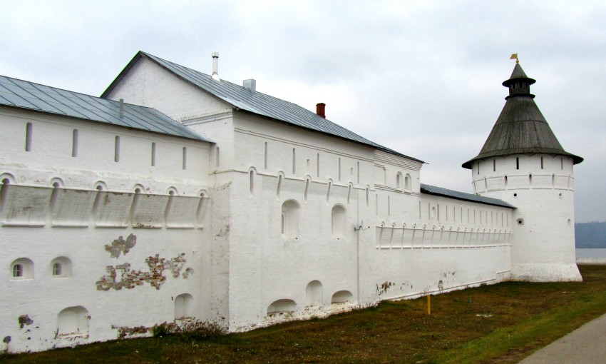 Троицкий Макариев Желтоводский монастырь, Макарьево (Лысковский район, Нижегородская область). дополнительная информация, восточная часть южного келейного корпуса и юго-восточная башня