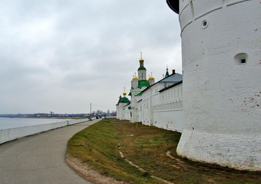 Троицкий Макариев Желтоводский монастырь, Макарьево (Лысковский район, Нижегородская область). дополнительная информация, вид от юго-восточной башни вдоль южной стены