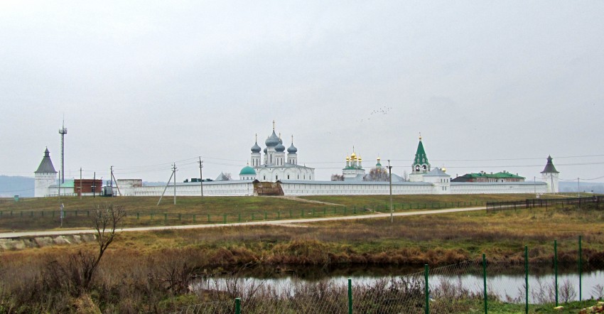 Троицкий Макариев Желтоводский монастырь, Макарьево (Лысковский район, Нижегородская область). общий вид в ландшафте, вид на монастырь с севера