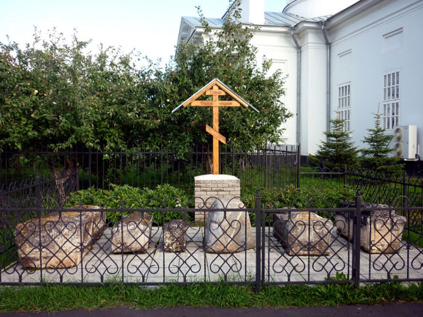 Троицкий Макариев Желтоводский монастырь, Макарьево (Лысковский район, Нижегородская область). дополнительная информация, Некрополь- поклонный крест и старые надгробия