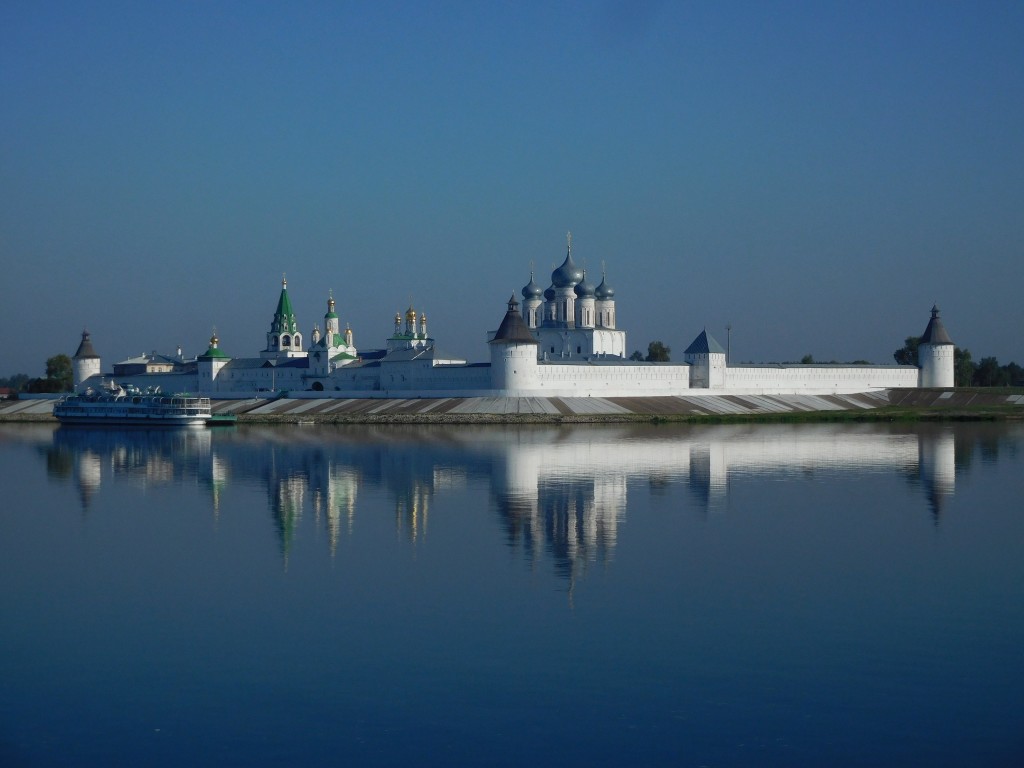 Троицкий Макариев Желтоводский монастырь, Макарьево (Лысковский район, Нижегородская область). общий вид в ландшафте