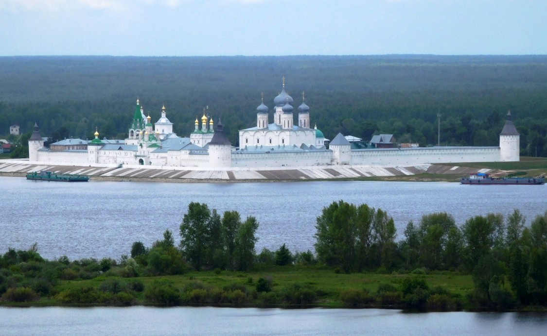 Троицкий Макариев Желтоводский монастырь, Макарьево (Лысковский район, Нижегородская область). общий вид в ландшафте