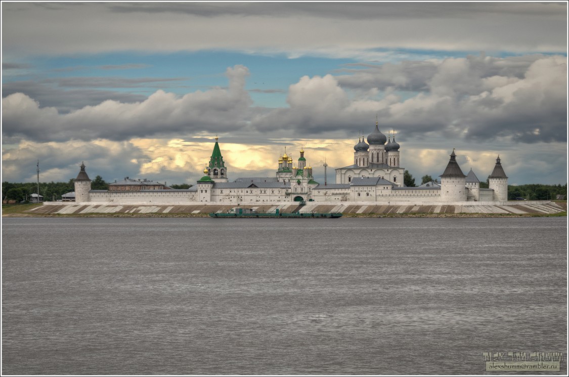 Троицкий Макариев Желтоводский монастырь, Макарьево (Лысковский район, Нижегородская область). общий вид в ландшафте