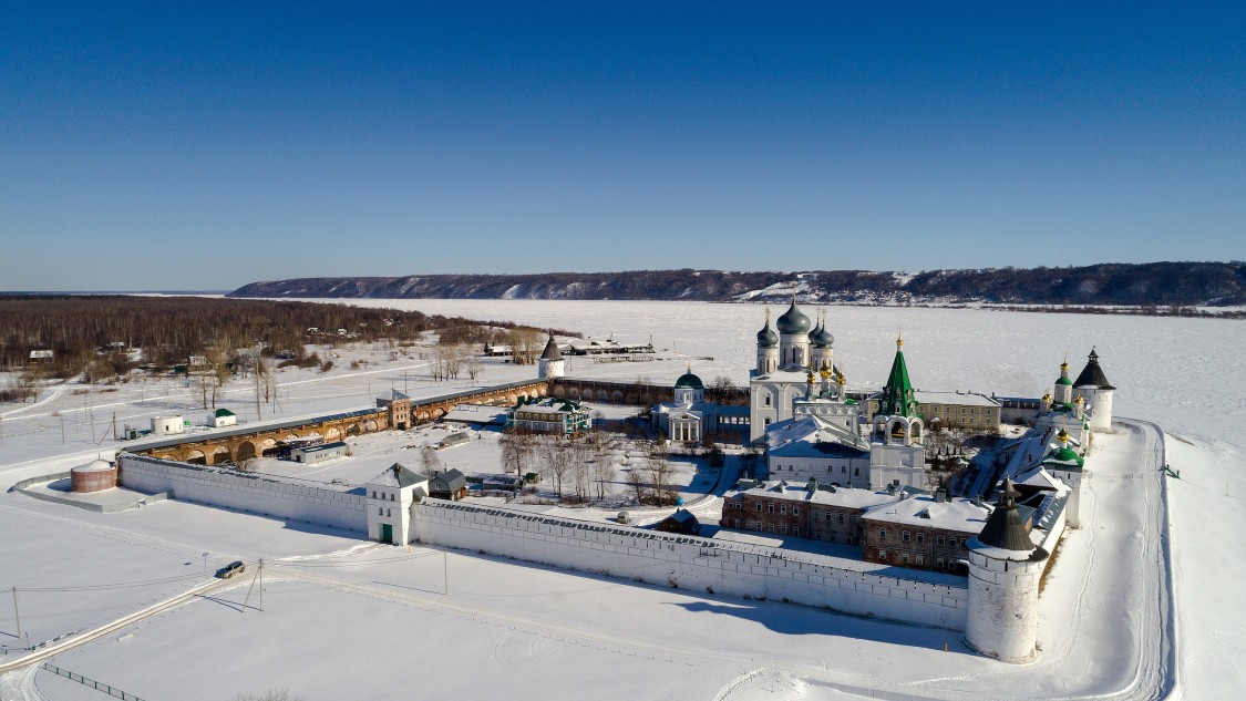 Троицкий Макариев Желтоводский монастырь, Макарьево (Лысковский район, Нижегородская область). общий вид в ландшафте
