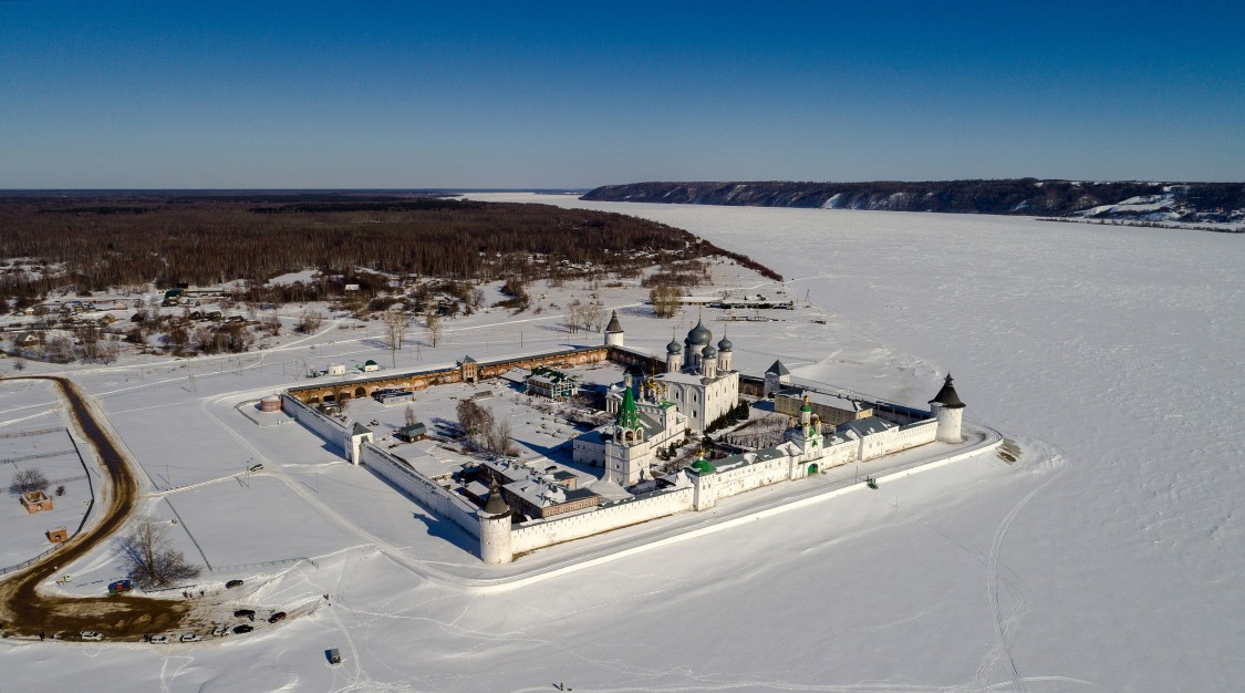 Троицкий Макариев Желтоводский монастырь, Макарьево (Лысковский район, Нижегородская область). общий вид в ландшафте