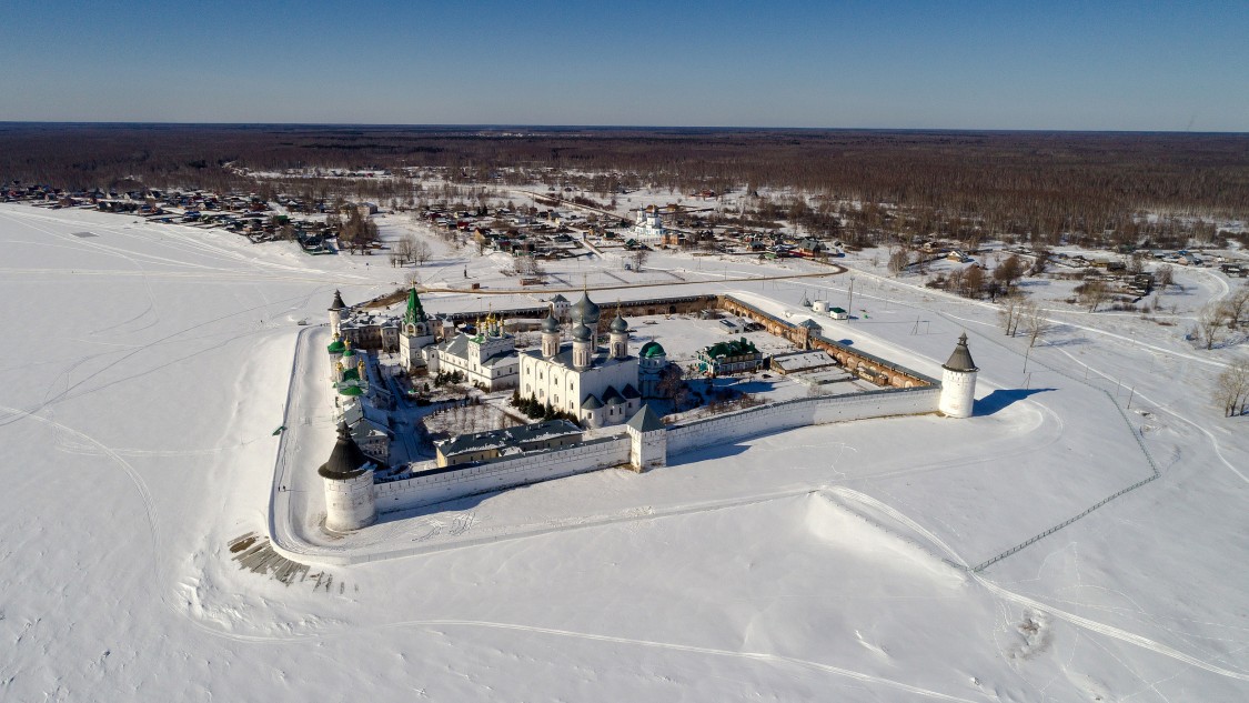 Троицкий Макариев Желтоводский монастырь, Макарьево (Лысковский район, Нижегородская область). общий вид в ландшафте