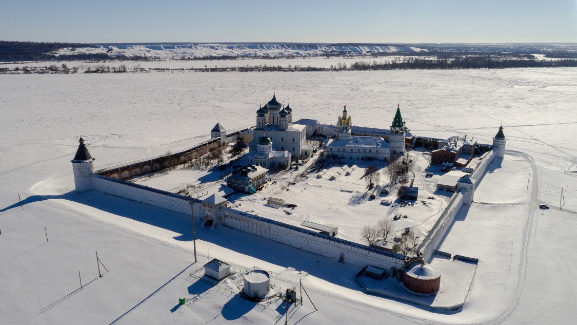 Троицкий Макариев Желтоводский монастырь, Макарьево (Лысковский район, Нижегородская область). общий вид в ландшафте