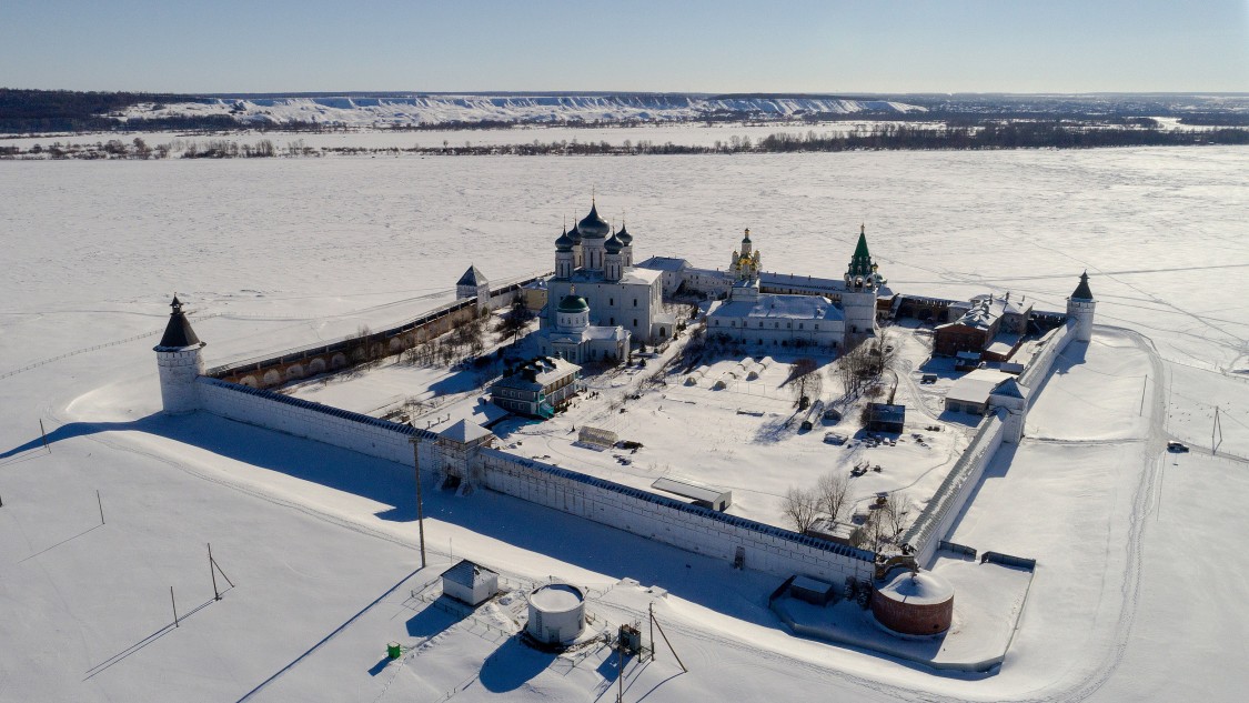 Макарьево. Троицкий Макариев Желтоводский монастырь. общий вид в ландшафте