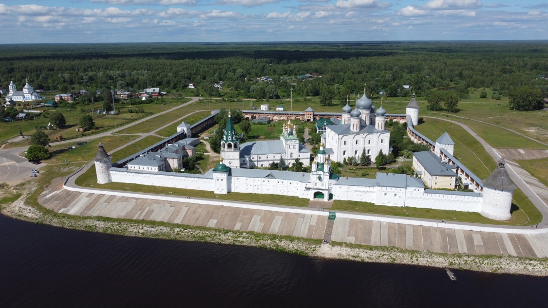 Троицкий Макариев Желтоводский монастырь, Макарьево (Лысковский район, Нижегородская область). общий вид в ландшафте