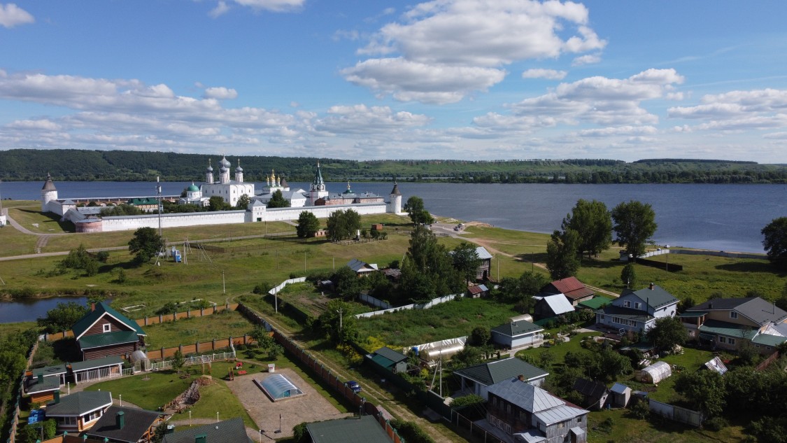 Троицкий Макариев Желтоводский монастырь, Макарьево (Лысковский район, Нижегородская область). общий вид в ландшафте