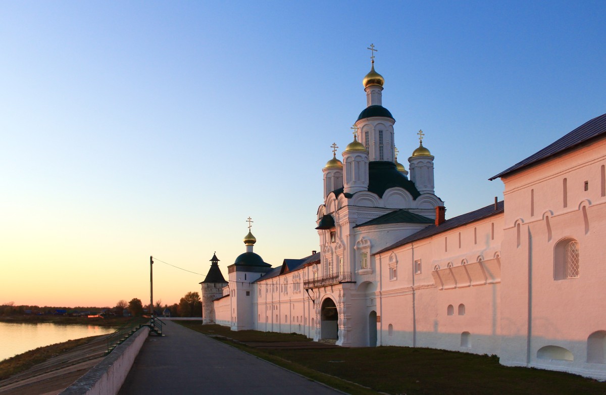 Троицкий Макариев Желтоводский монастырь, Макарьево (Лысковский район, Нижегородская область). фасады, Южная стена и Михайловская надвратная церковь