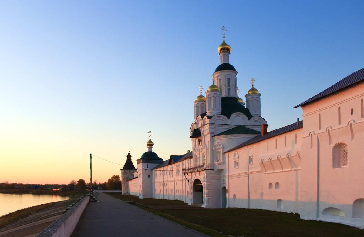 Макарьево. Троицкий Макариев Желтоводский монастырь. фасады, Южная стена и Михайловская надвратная церковь