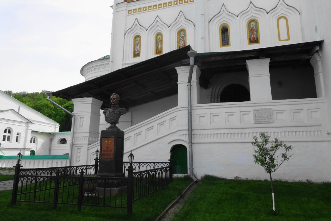 Нижегородский район. Печёрский Вознесенский монастырь. архитектурные детали, памятник Александру II