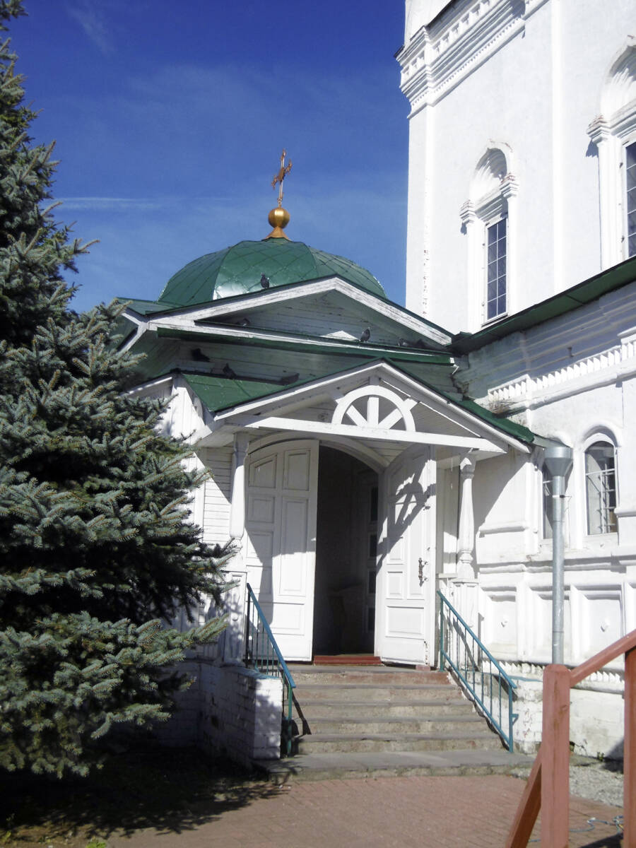 Церковь Рождества Христова, Балахна (Балахнинский район, Нижегородская область). архитектурные детали, Левый вход в закрытую паперть главных врат церкви