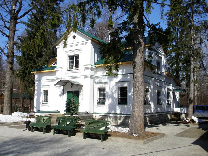 Церковь Сергия Радонежского, Конкурсный (Сергиево-Посадский городской округ, Московская область). дополнительная информация, Дом причта
