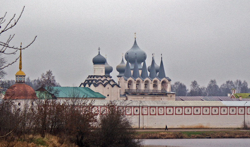 Тихвинский монастырь апрель стена