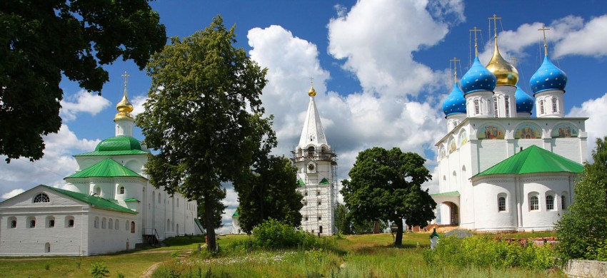 Успенская Флорищева мужская пустынь, Фролищи (Володарский район, Нижегородская область). общий вид в ландшафте, Панорама главных объектов Флорищевой пустыни.