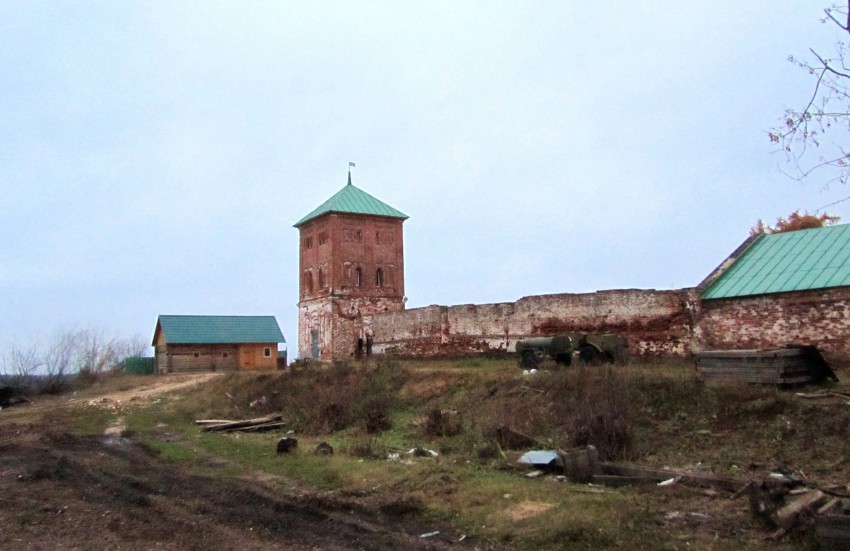 Успенская Флорищева мужская пустынь, Фролищи (Володарский район, Нижегородская область). дополнительная информация, вид с юго-востока на западную сторожевую башню и фрагмент южной стены