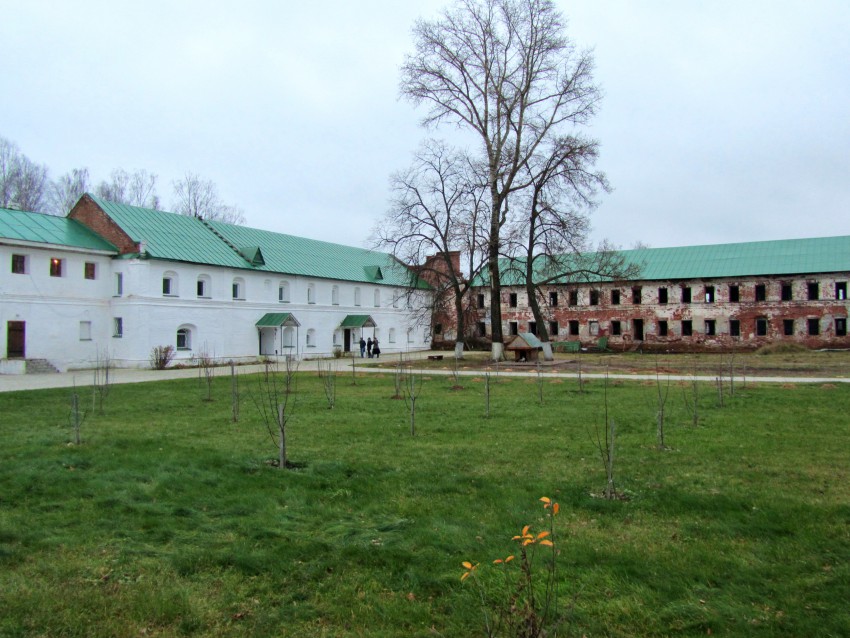 Успенская Флорищева мужская пустынь, Фролищи (Володарский район, Нижегородская область). дополнительная информация, Южный внутренний угол монастырской территории. Между Рухлядным и Больничным корпусами угол разрушенной Зосимо-Савватиевской церкви.