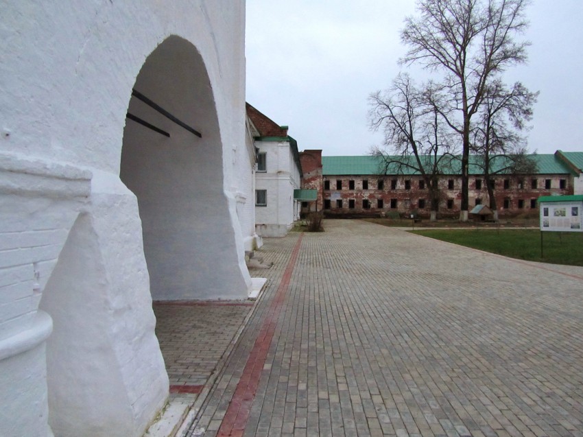 Успенская Флорищева мужская пустынь, Фролищи (Володарский район, Нижегородская область). дополнительная информация, вид от надвратной церкви на Больничный корпус вдоль восточной стены монастыря