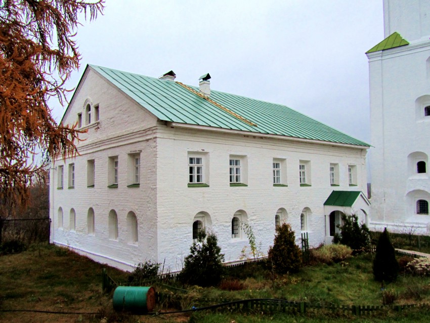 Успенская Флорищева мужская пустынь, Фролищи (Володарский район, Нижегородская область). дополнительная информация, Настоятельский корпус, вид с юго-востока