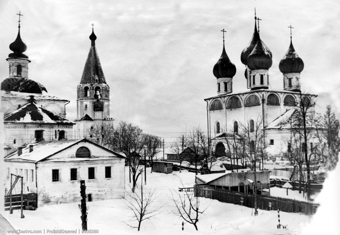 Фролищи. Успенская Флорищева мужская пустынь. архивная фотография, 1947—1948,На фото слева направо: Троицкая церковь с трапезной, колокольня, Успенский собор.Автор:Фото из личного фотоархива Лидии Полониковой (Потягаловой) с сайта https://pastvu.com/p/306380