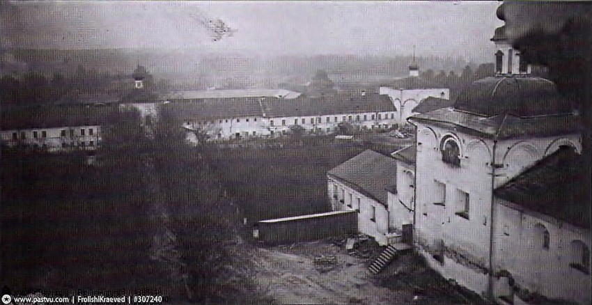 Фролищи. Успенская Флорищева мужская пустынь. архивная фотография, 1920—1935, Слева направо: келейный корпус, надвратная церковь Петра и Павла, казначейский корпус, рухлядный корпус, больничная церковь Зосимы и Савватия, Троицкая церковь с трапезной. Источник:Фото из книги 