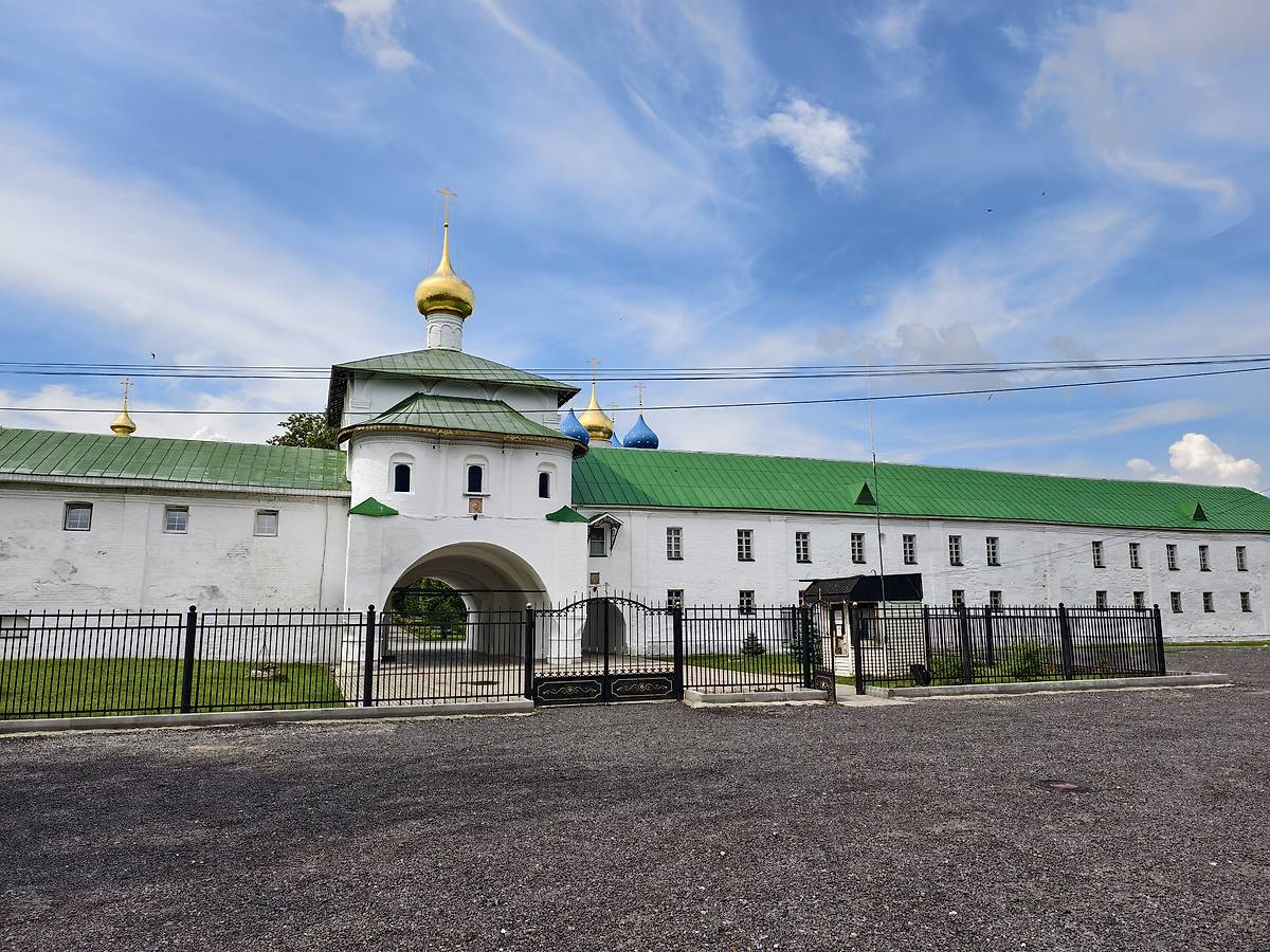 Центральный вход на территорию обители, фасады. Успенская Флорищева мужская пустынь, Фролищи (Володарский район, Нижегородская область)