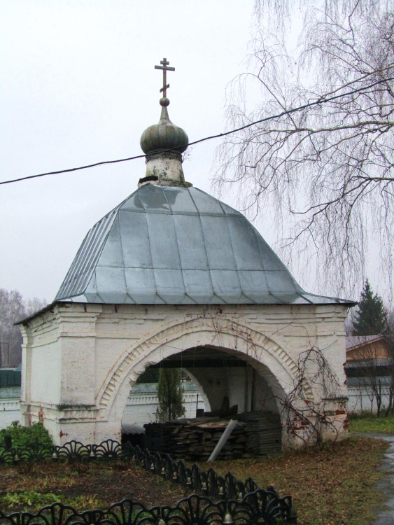Церковь Казанской иконы Божией Матери, Рожново (Бор, ГО, Нижегородская область). дополнительная информация, купольная сень возле северных ворот ограды, вид с юга
