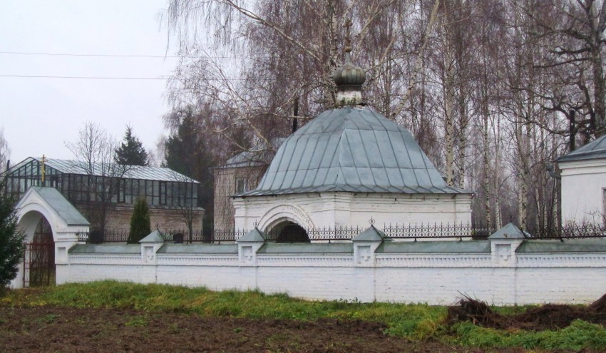 Церковь Казанской иконы Божией Матери, Рожново (Бор, ГО, Нижегородская область). архитектурные детали, фрагмент северной стены ограды и купольная сень