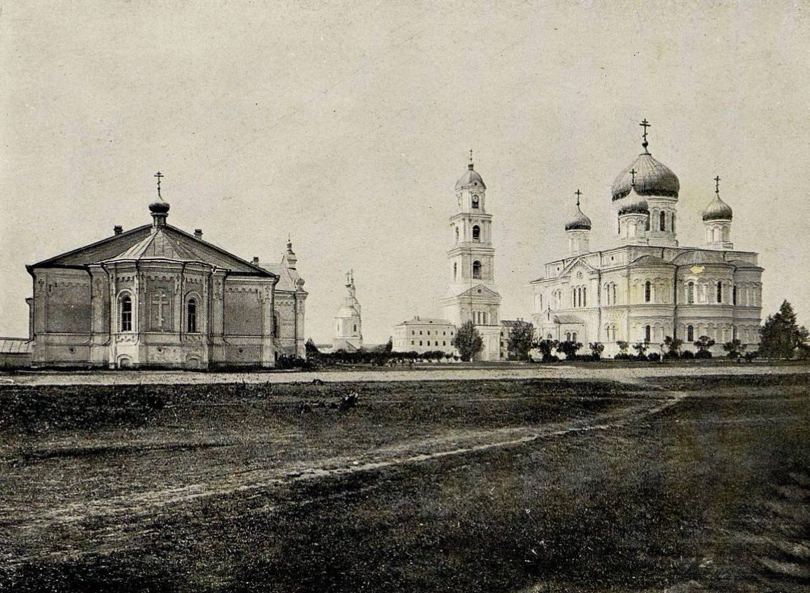 Саровский Дивеевский женский монастырь (с левой стороны) трапезная, приходская церковь, колокольня и собор. Лист из альбома «Открытие мощей преподобного Серафима Саровского чудотворца». Грибов М. И. Типография Т-ва И. Д. Сытина. 1903 г., архивная фотография. Серафимо-Дивеевский Троицкий монастырь, Дивеево (Дивеевский район, Нижегородская область)