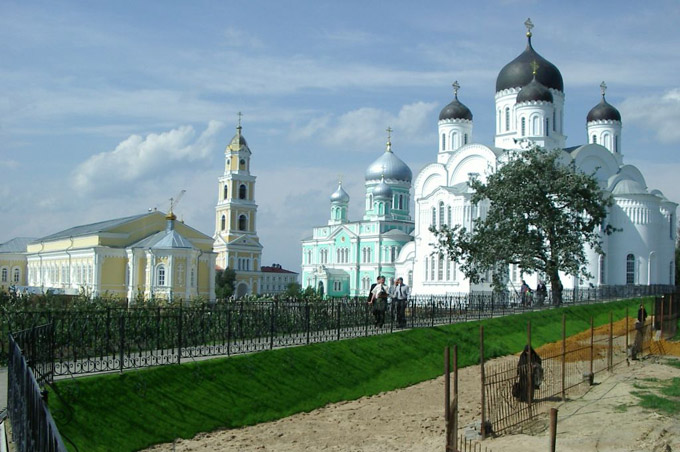 Серафимо-Дивеевский Троицкий монастырь, Дивеево (Дивеевский район, Нижегородская область). фасады, Вид от Канавки на строения монастыря