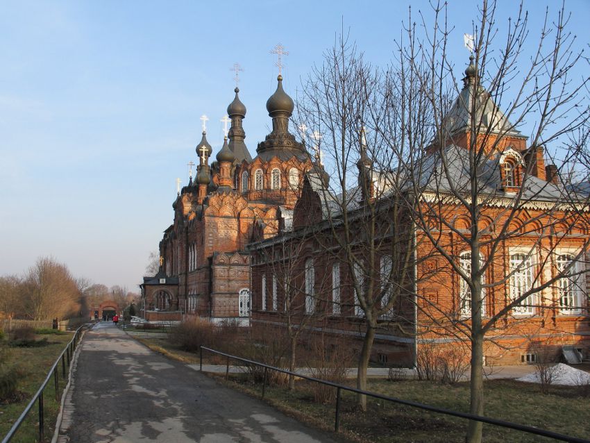 Старое Шамордино. Казанская Амвросиевская пустынь. общий вид в ландшафте, Трапезная и собор Казанской иконы Божией матери