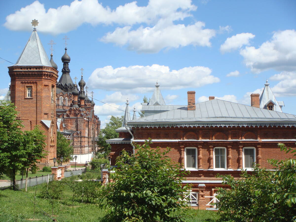Казанская Амвросиевская пустынь, Старое Шамордино (Козельский район, Калужская область). дополнительная информация, Водонапорная башня (слева) и дом купца С.В. Перлова