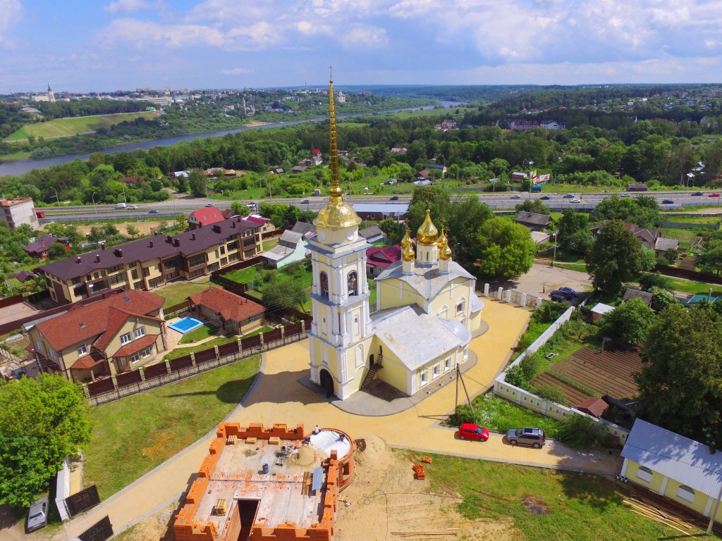 Калуга. Церковь Рождества Пресвятой Богородицы в Ромоданове. общий вид в ландшафте, Вид с юго-запада, фото с квадрокоптера