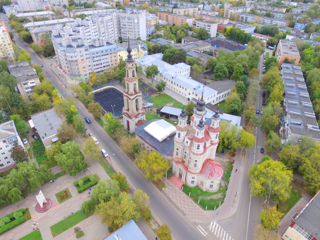 Калуга. Церковь Космы и Дамиана. общий вид в ландшафте, Вид с юго-востока, фото с квадрокоптера