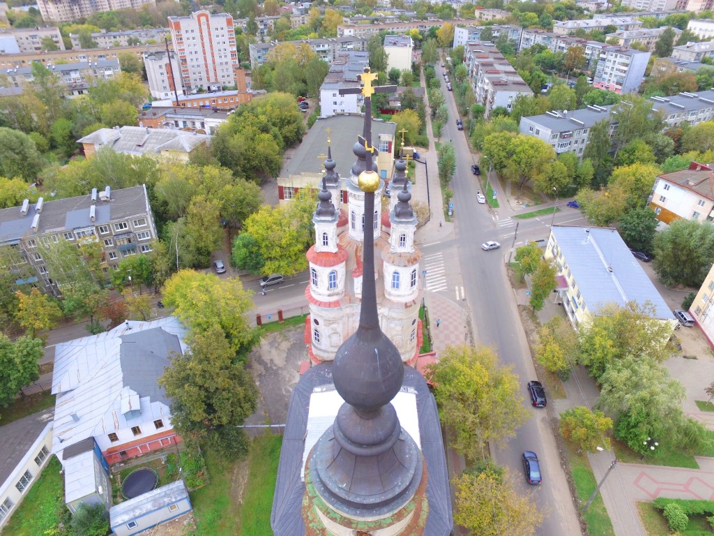 Церковь Космы и Дамиана, Калуга (Калуга, город, Калужская область). документальные фотографии, Завершение колокольни храма, фото с квадрокоптера