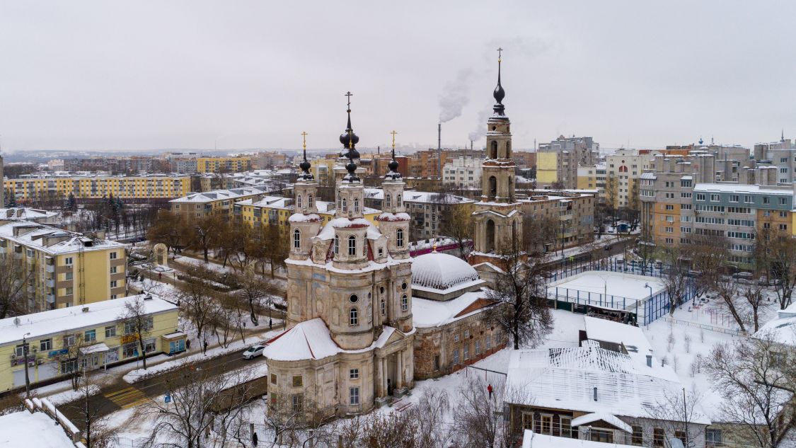 Калуга. Церковь Космы и Дамиана. общий вид в ландшафте