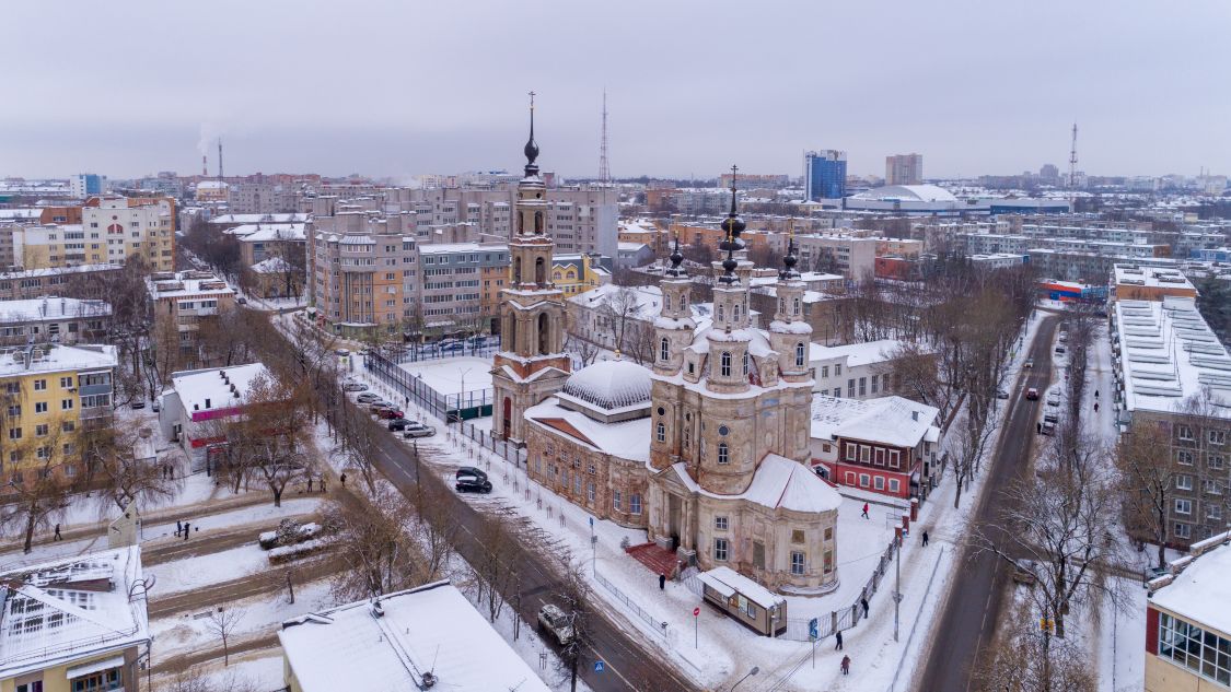 Калуга. Церковь Космы и Дамиана. общий вид в ландшафте