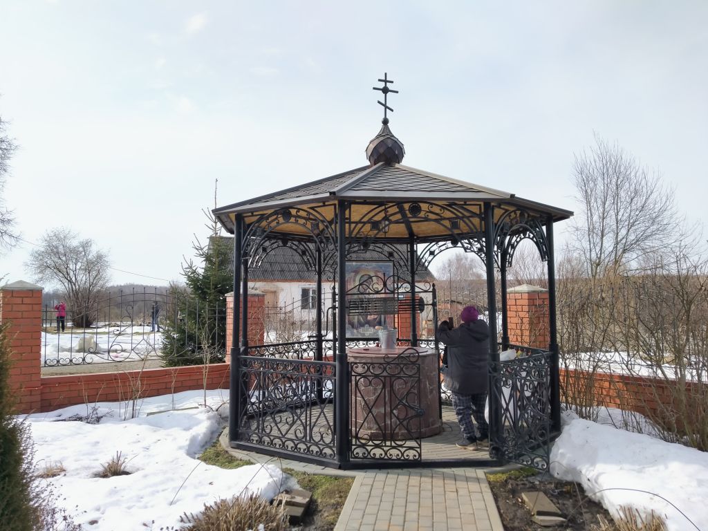 Церковь Тихвинской иконы Божией Матери, Козлово (Калуга, город, Калужская область). дополнительная информация, колодец Тихвинской Божией Матери