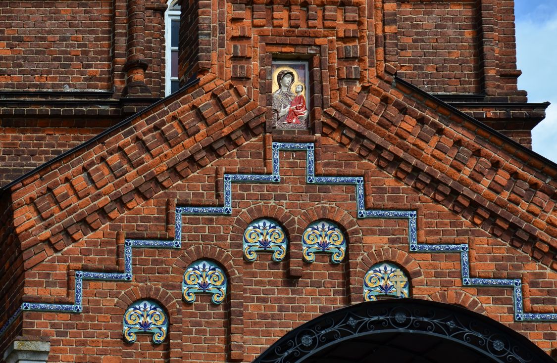 Козлово. Церковь Тихвинской иконы Божией Матери. архитектурные детали, Декор над западным входом