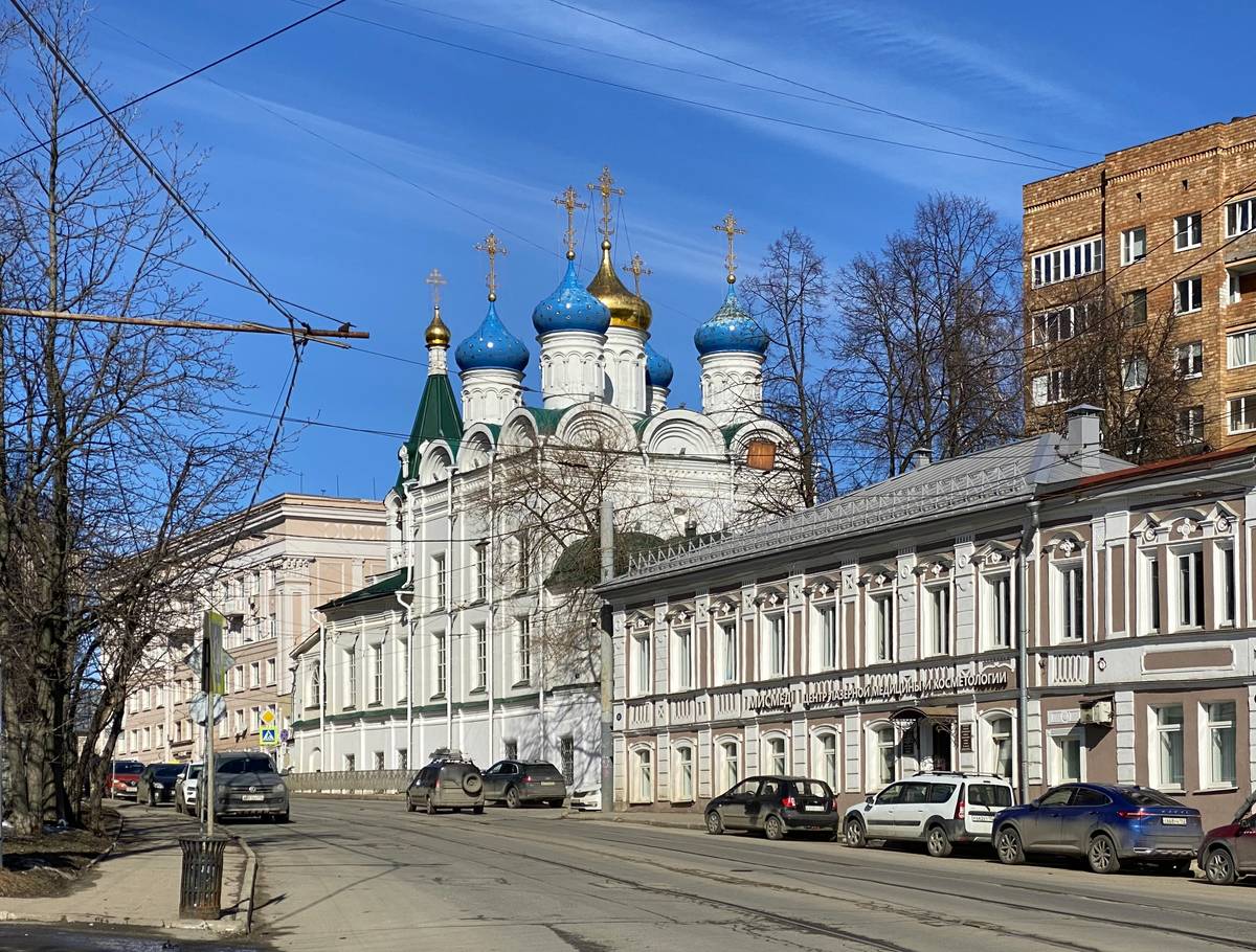 Вид через Лыкову дамбу, общий вид в ландшафте. Церковь Жён-мироносиц на Верхнем посаде, Нижегородский район (Нижний Новгород, город, Нижегородская область)