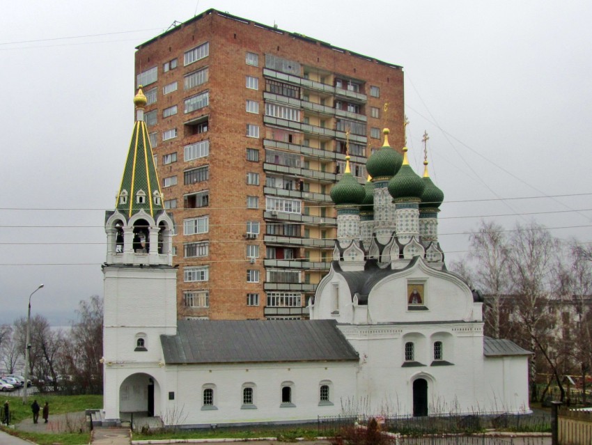 Церковь Успения Пресвятой Богородицы на Ильинской горе, Нижегородский район (Нижний Новгород, город, Нижегородская область). фасады, вид с крыльца Палат Олисова