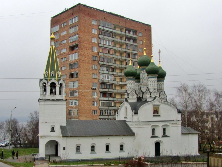 Нижегородский район. Церковь Успения Пресвятой Богородицы на Ильинской горе. фасады, вид с крыльца Палат Олисова