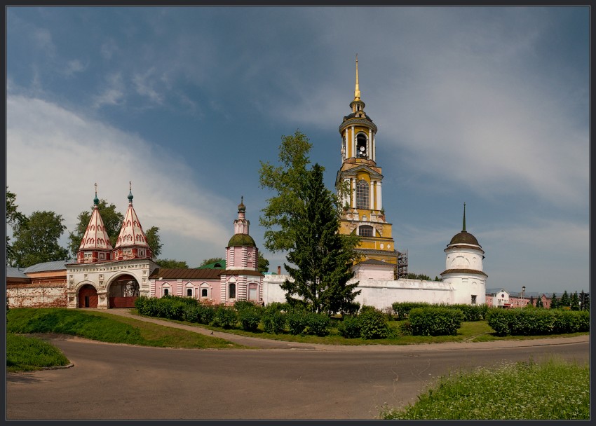 Суздаль. Ризоположенский женский монастырь. общий вид в ландшафте