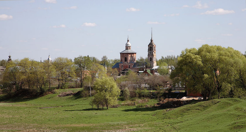 Суздаль. Церковь Бориса и Глеба. общий вид в ландшафте