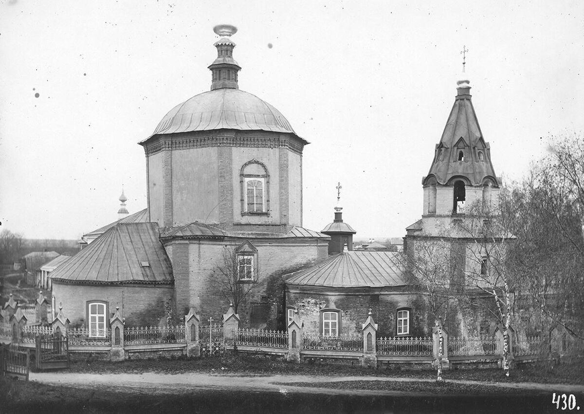 Церковь Успения Пресвятой Богородицы, Суздаль (Суздальский район, Владимирская область). архивная фотография, Успенская церковь. Фото 1914-1918-х гг. Пройдёт ещё несколько лет и храм лишится своих церковной ограды, придела и шатровой колокольни.