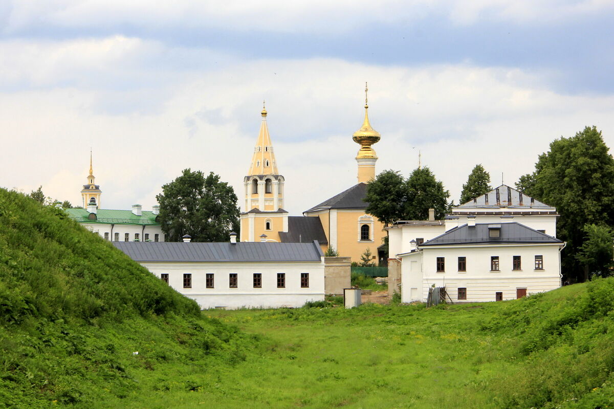 Церковь Усекновения главы Иоанна Предтечи, Суздаль (Суздальский район, Владимирская область). общий вид в ландшафте, Вид с юга, от кремлевских валов.