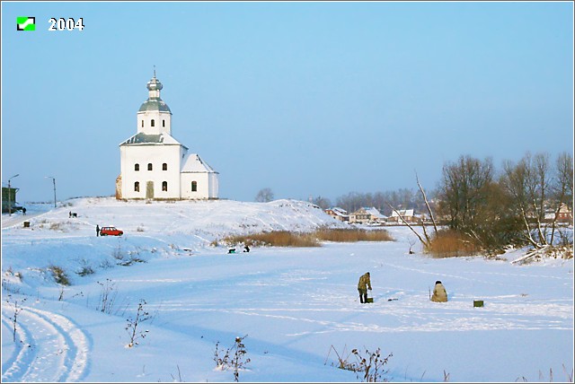 Суздаль. Церковь Илии Пророка. общий вид в ландшафте, Общий вид церкви и реки Каменка зимой