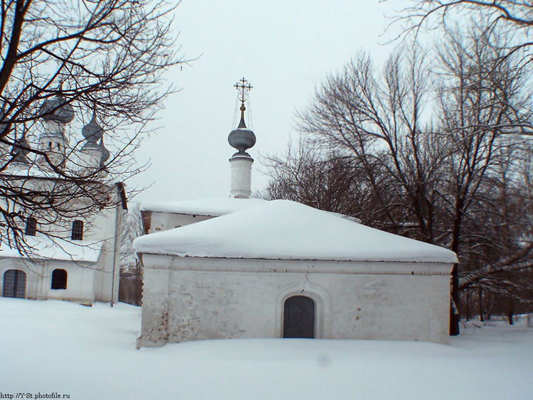 Суздаль. Церковь Николая Чудотворца. фасады, Позади - Петропавловская церковь